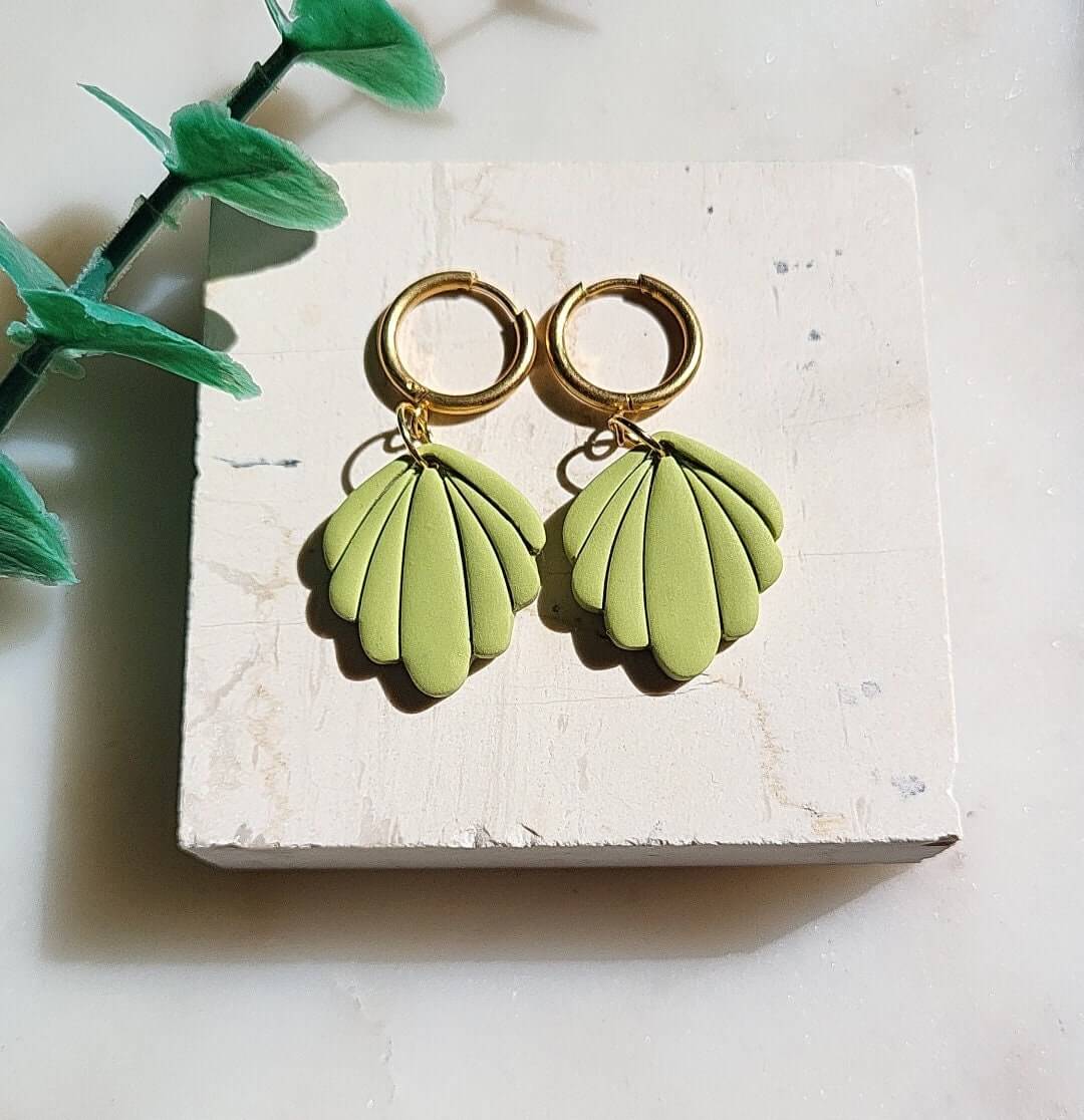 Boucles d'oreilles en argile polymère feuille verte minimaliste