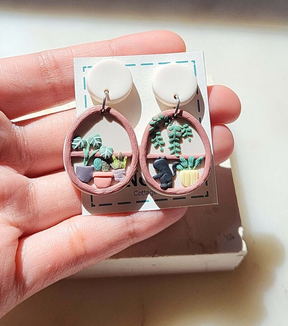 Étagère à plantes et boucles d'oreilles chat noir | Bijoux cottagecore