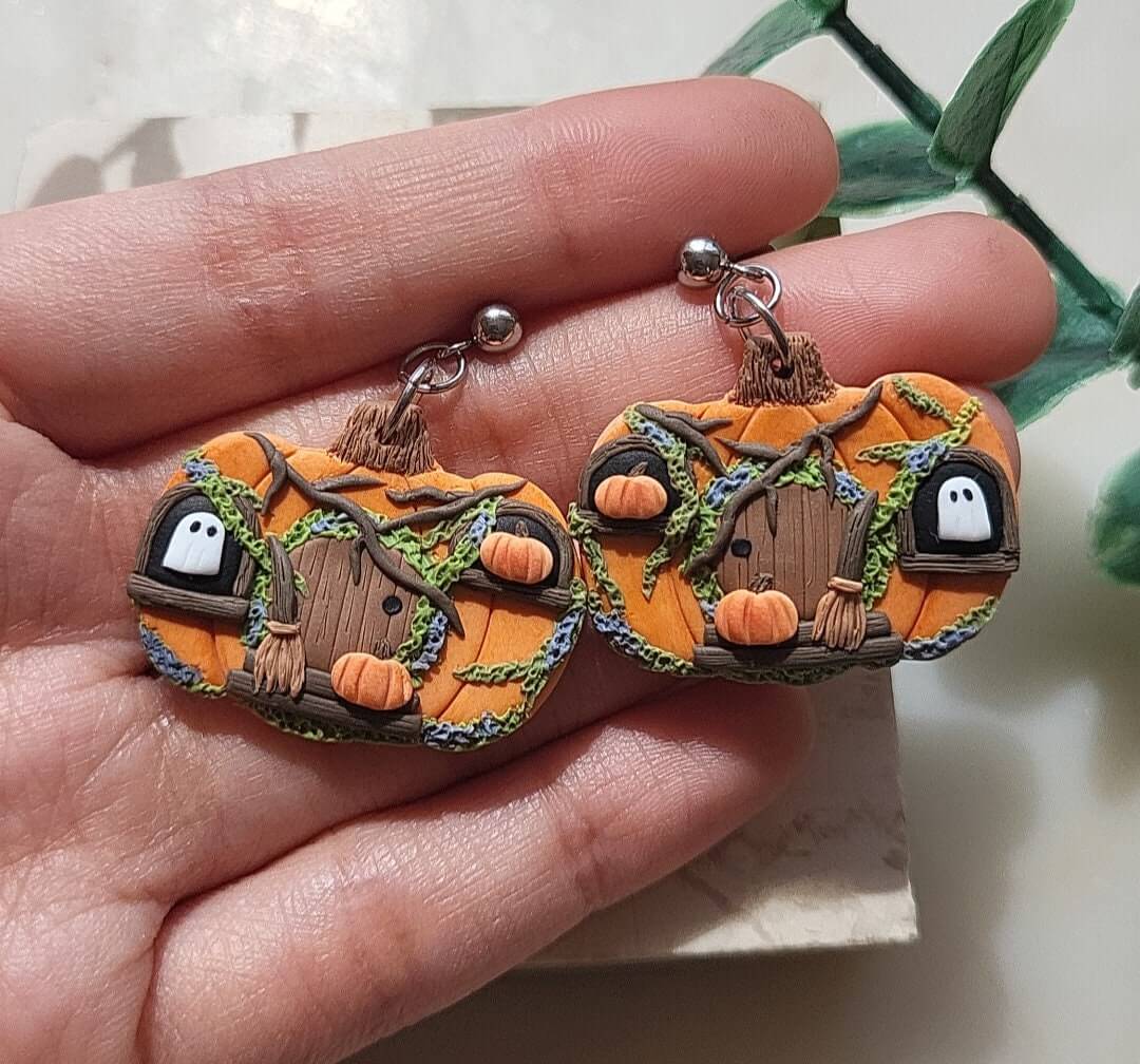 Boucles d'oreilles maison citrouille d'Halloween • Bijoux fantôme mignons • Boucles d'oreilles en pâte polymère • Cottagecore • Fantaisiste et amusant • Cadeau pour femmes