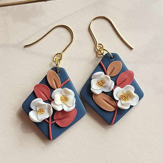 Dainty dangle flower polymer clay earrings with colorful leaves - Rankų darbo auskarai su baltomis gėlėmis