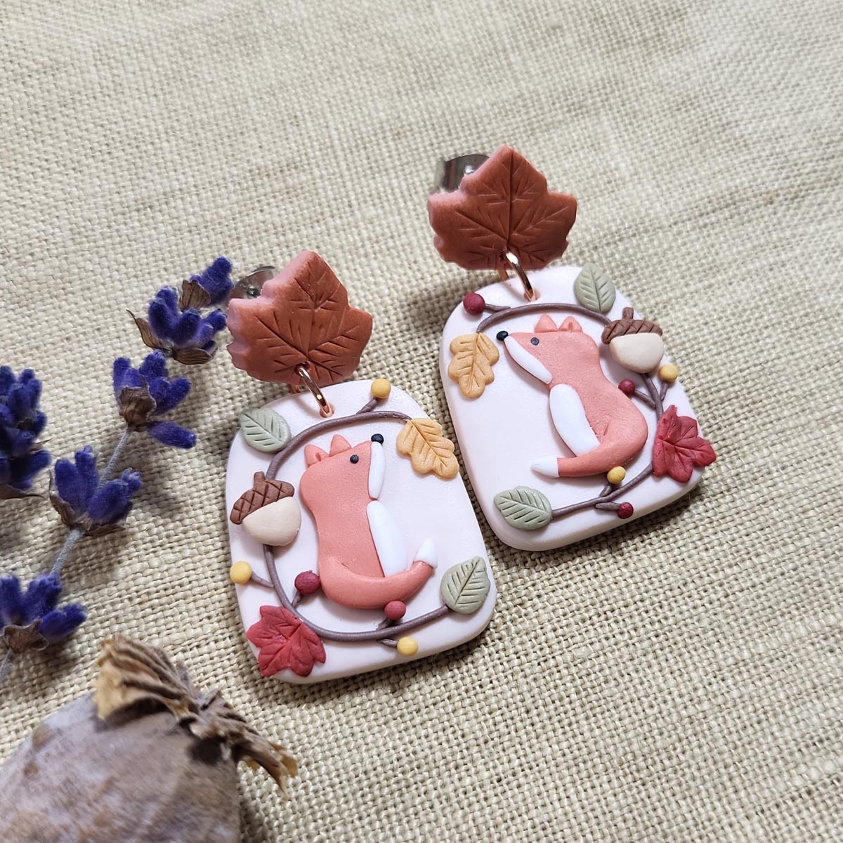 Fall leaf and fox polymer clay earrings handmade - Rankų darbo auskarai su lape ir lapais.