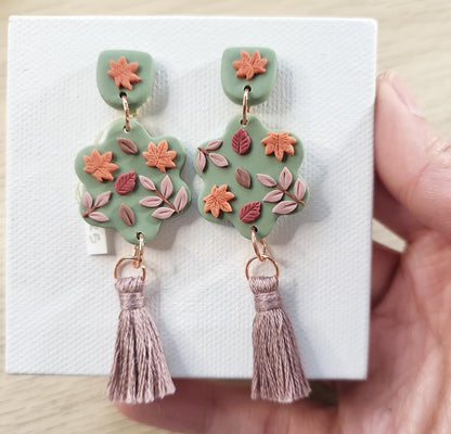 Cute fall leaf polymer clay earrings - Rankų darbo auskarai su rudens lapais ir medvilniniais kutais