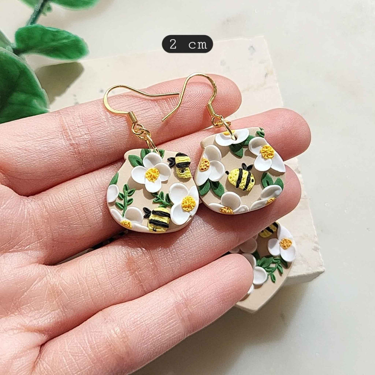 Cute flower earrings, bee earrings