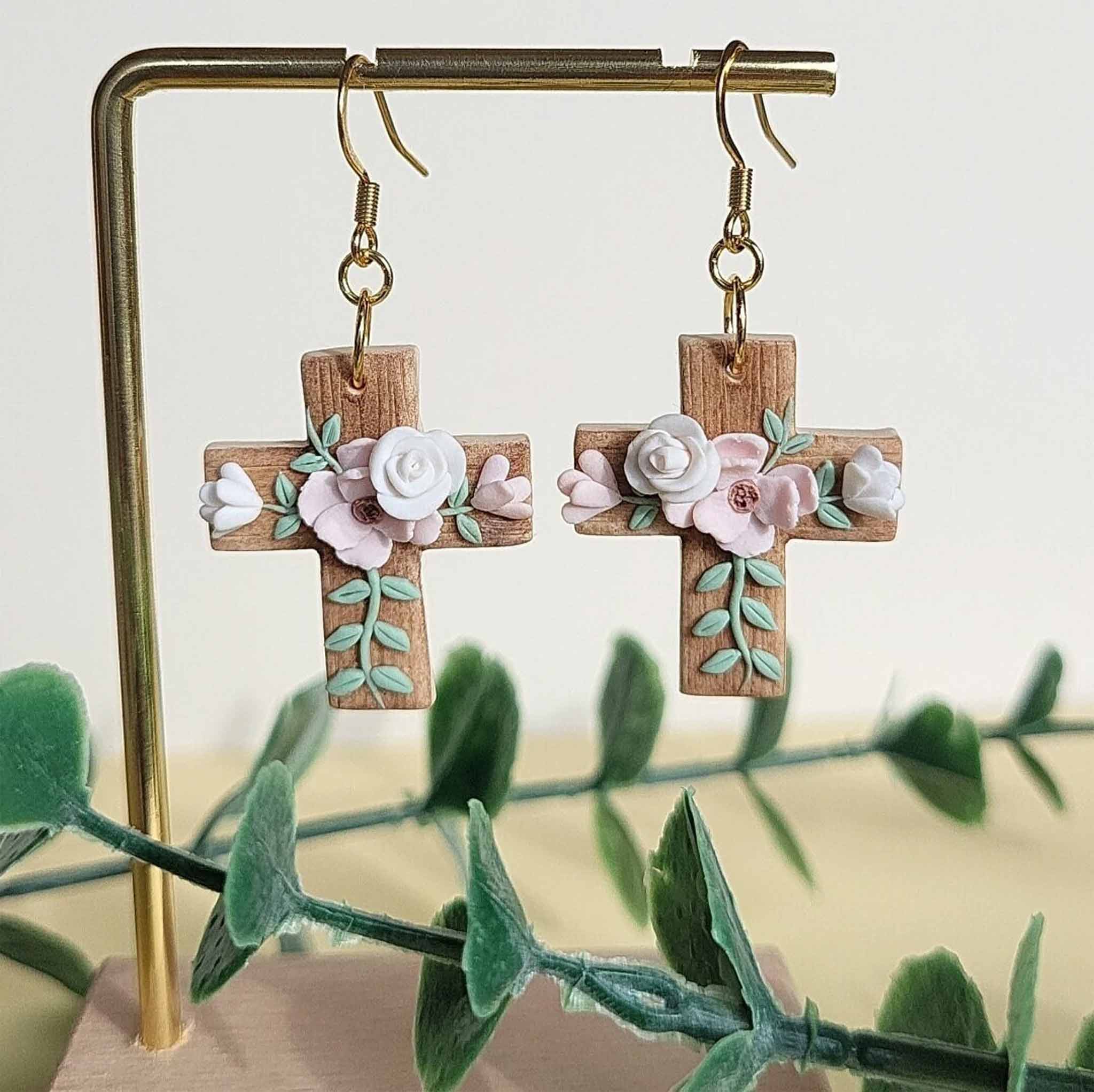 Christian Easter floral cross earrings– delicate spring jewelry inspired by faith -
Rankų darbo auskarai su Velykų gėlėmis kryžiaus formos 