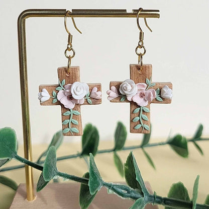 Christian Easter floral cross earrings– delicate spring jewelry inspired by faith -
Rankų darbo auskarai su Velykų gėlėmis kryžiaus formos 