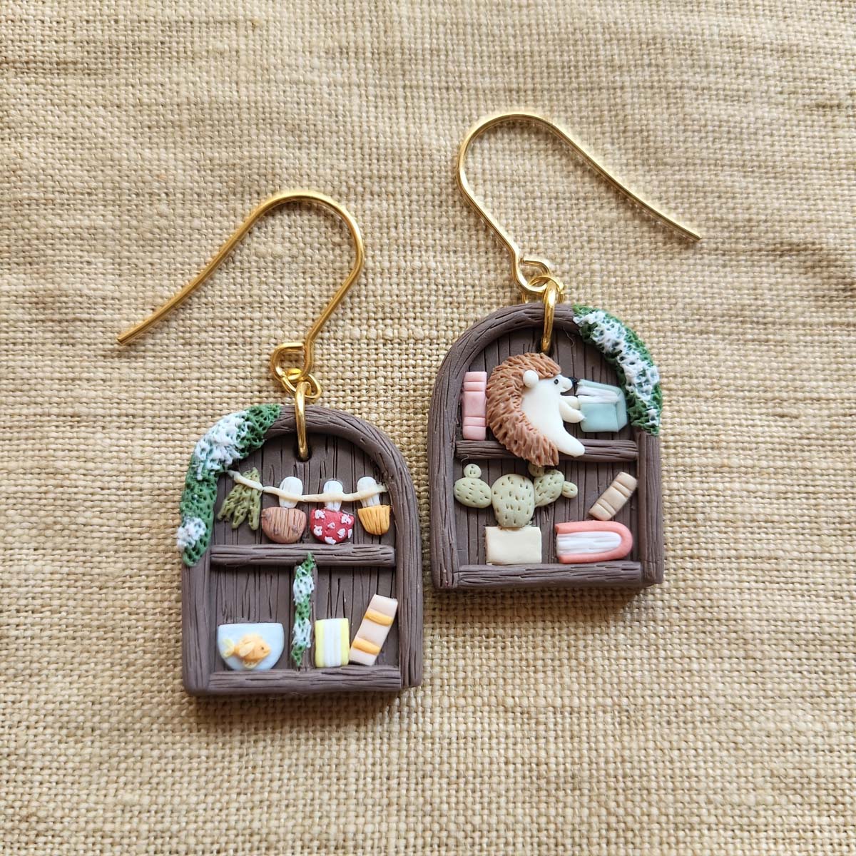 Cottagecore bookshelf and plant polymer clay earrings - Rankų darbo auskarai su knygų ir augalų motyvais