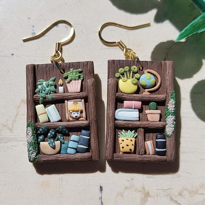 dangle bookshelf earrings - Rankų darbo auskarai „Cottagecore knygų lentyna“ iš polimerinio molio.