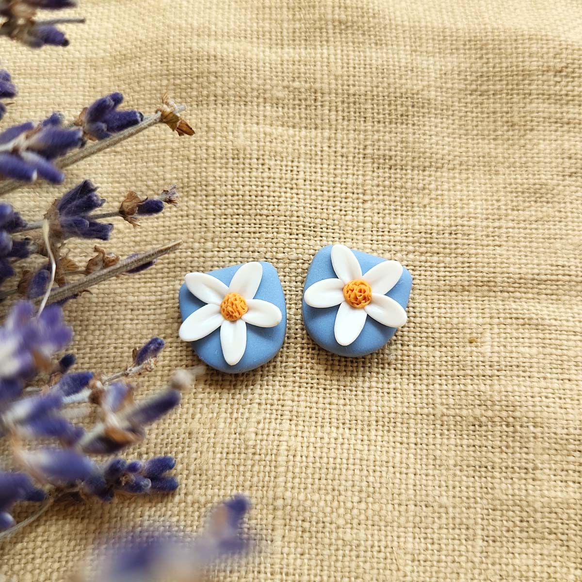 Handmade white flower stud earrings polymer clay - Rankų darbo auskarai smeigtukai su baltų gėlių motyvais