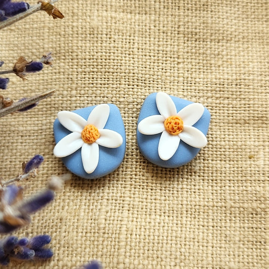 Handmade white flower stud earrings polymer clay - Rankų darbo auskarai smeigtukai su baltų gėlių motyvais