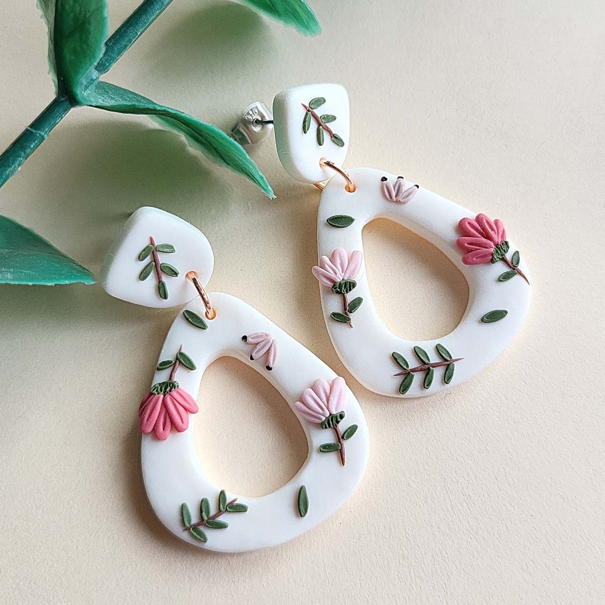 Cute spring flower polymer clay earrings in minimalist style - Ranku darbo auskarai su gelemis, pagaminti is polimerino molio.