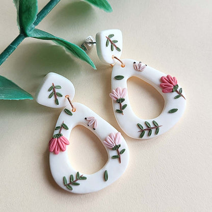 Cute spring flower polymer clay earrings in minimalist style - Ranku darbo auskarai su gelemis, pagaminti is polimerino molio.