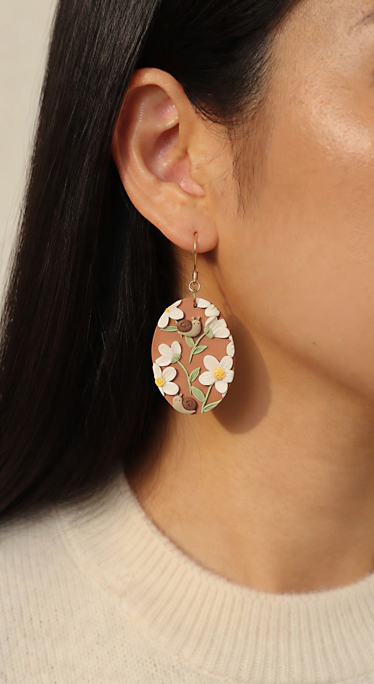 Cute summer flower and snail polymer clay earrings - Ranku darbo auskarai su baltomis geles ir sraigemis