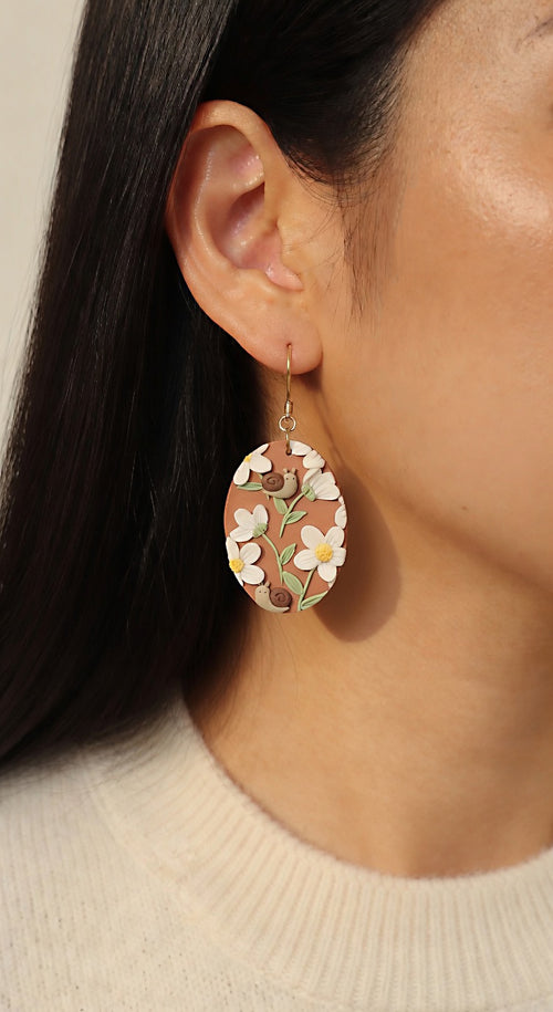 Cute summer flower and snail polymer clay earrings - Ranku darbo auskarai su baltomis geles ir sraigemis