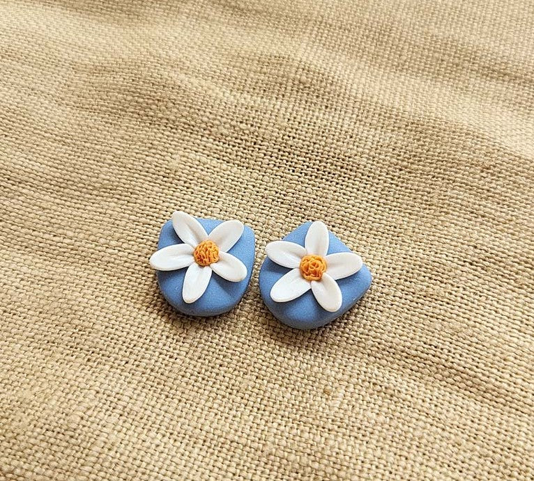 Handmade white flower stud earrings polymer clay - Rankų darbo auskarai smeigtukai su baltų gėlių motyvais