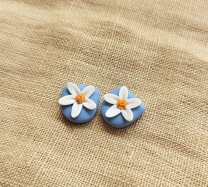 Handmade white flower stud earrings polymer clay - Rankų darbo auskarai smeigtukai su baltų gėlių motyvais