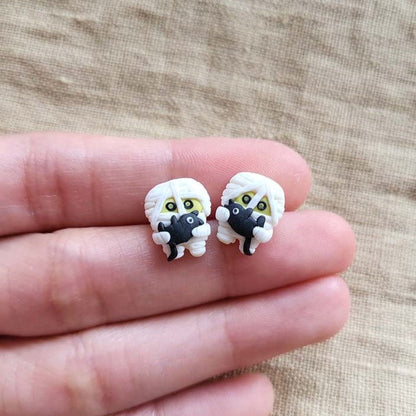 Halloween funny mummy and black cat stud earrings handmade - Rankų darbo auskarai-smeigtukai „Mumija ir juoda katė“