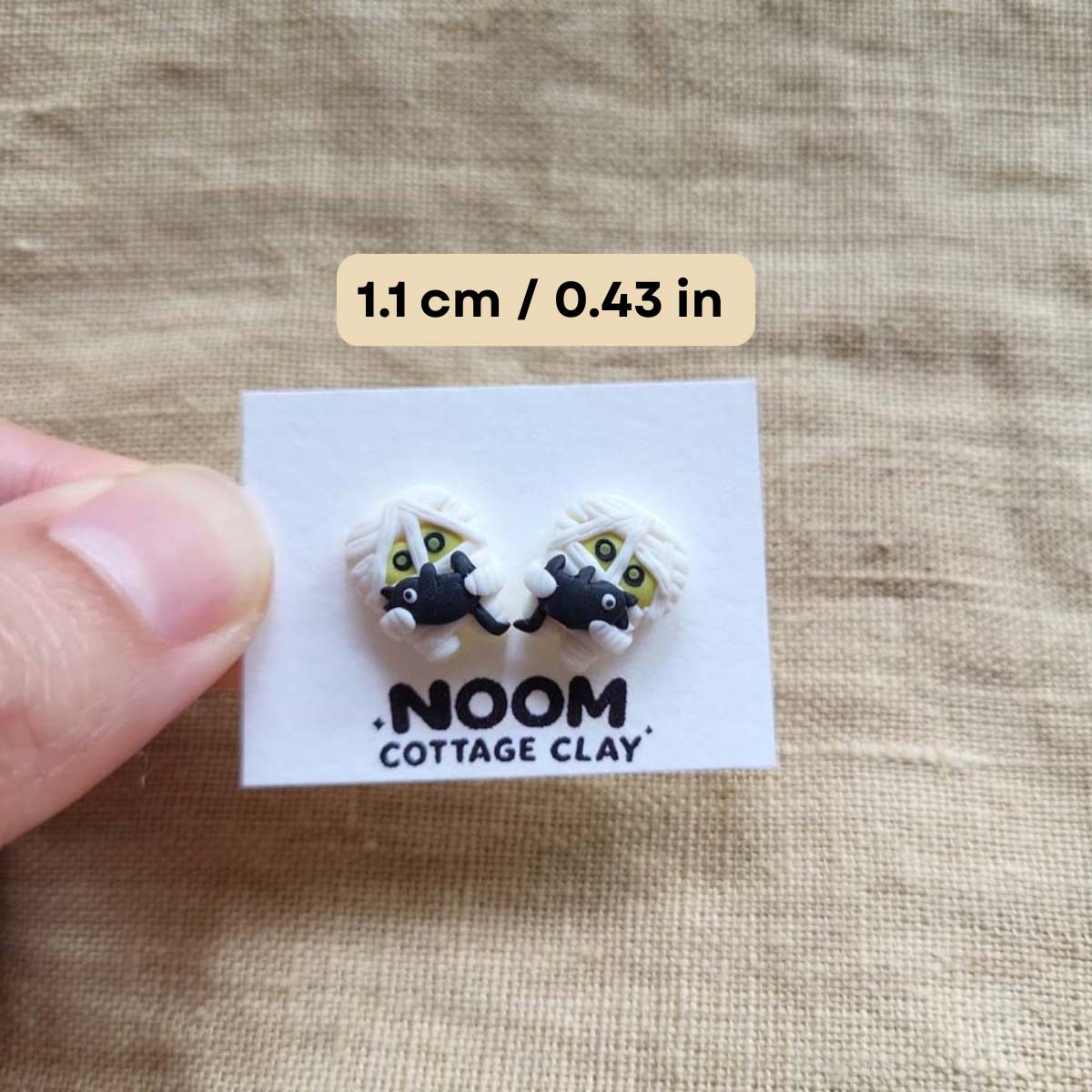 Halloween funny mummy and black cat stud earrings handmade - Rankų darbo auskarai-smeigtukai „Mumija ir juoda katė“