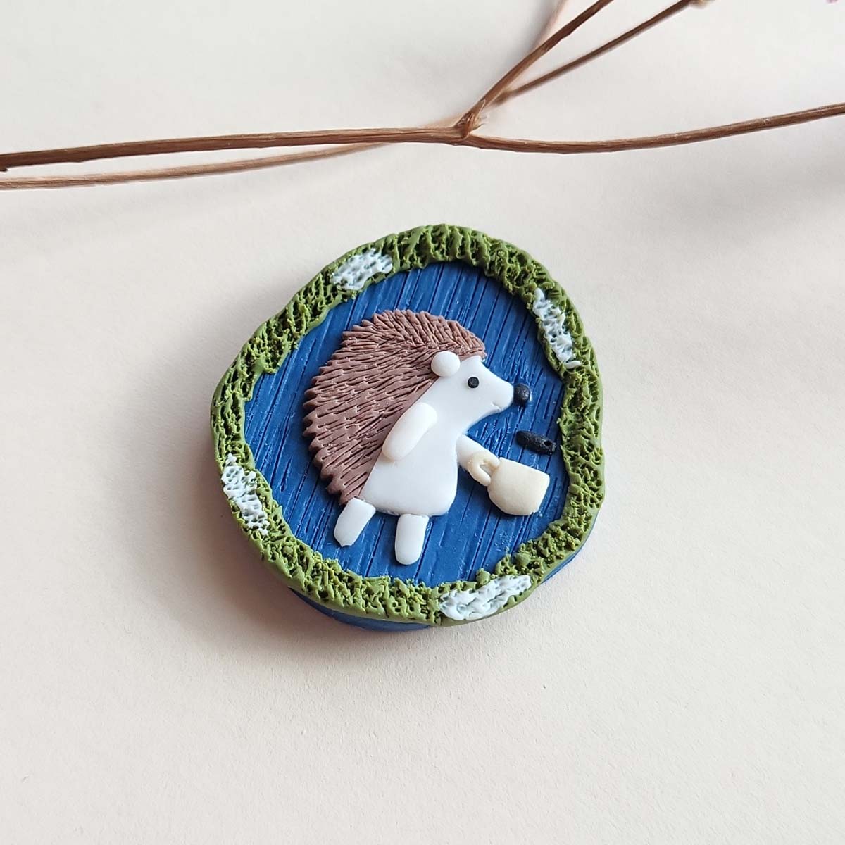 Handmade cute hedgehog brooch, cottagecore polymer clay animal jewelry gift – Rankų darbo sagė su ežiuku