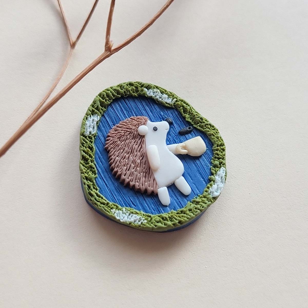 Handmade cute hedgehog brooch, cottagecore polymer clay animal jewelry gift – Rankų darbo sagė su ežiuku