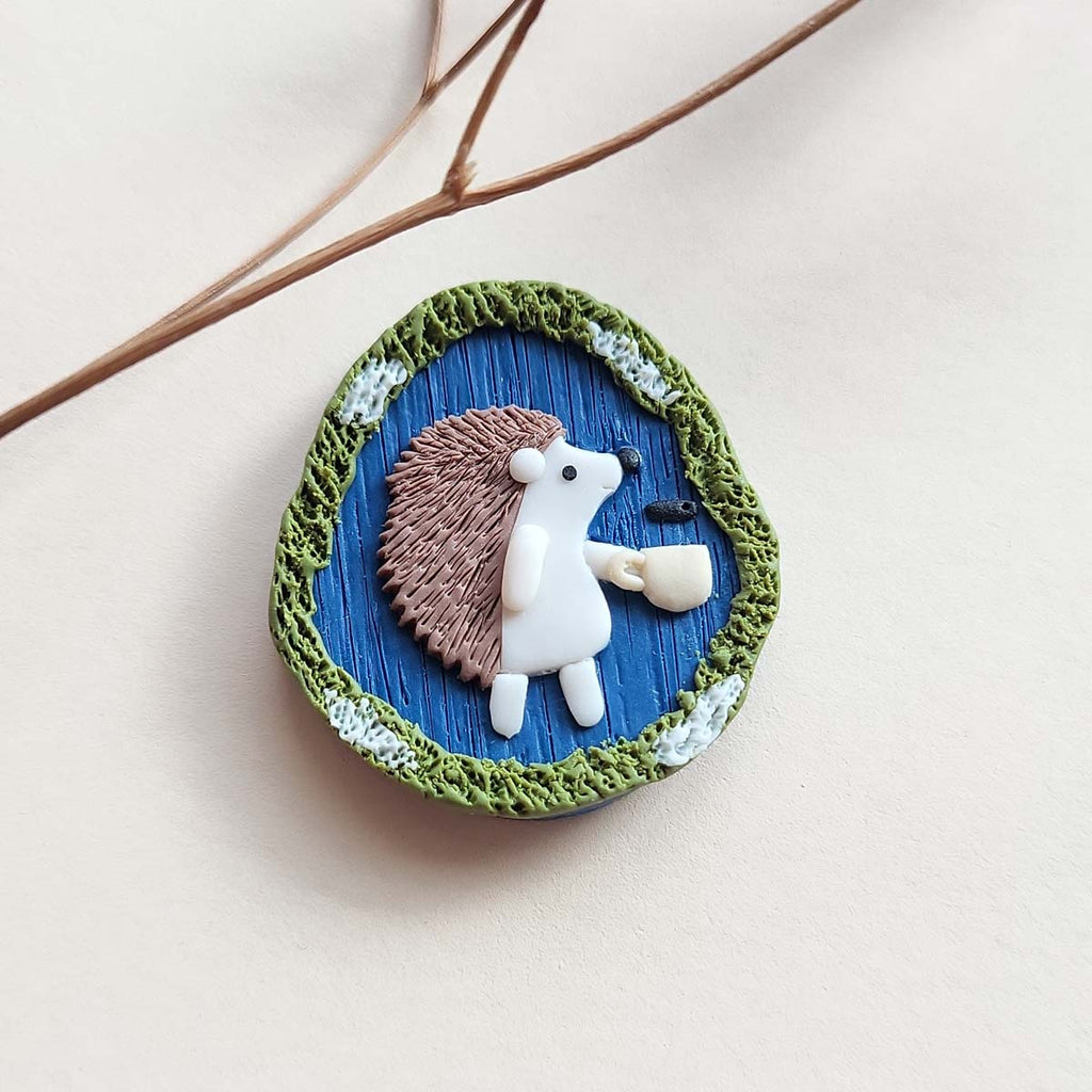 Handmade cute hedgehog brooch, cottagecore polymer clay animal jewelry gift – Rankų darbo sagė su ežiuku