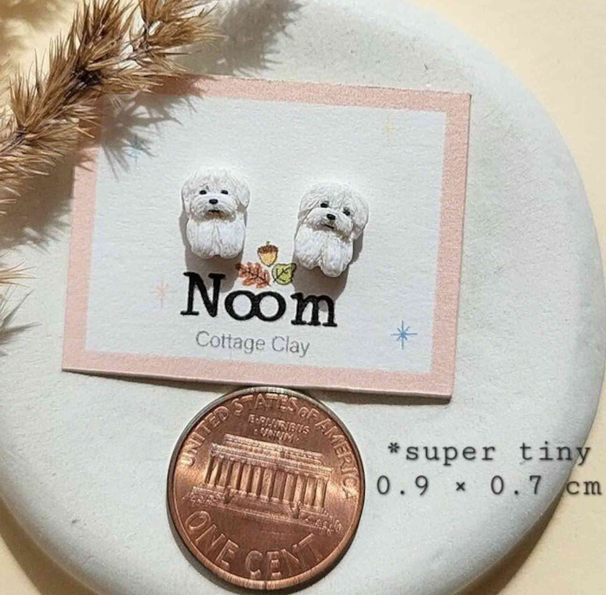 Adorable Tiny Maltese Dog Stud Earrings, Handmade with Love - Cute Gift Idea for Dog Lovers, Suitable for Women and Girls - Auskarai su Maltos bišonu