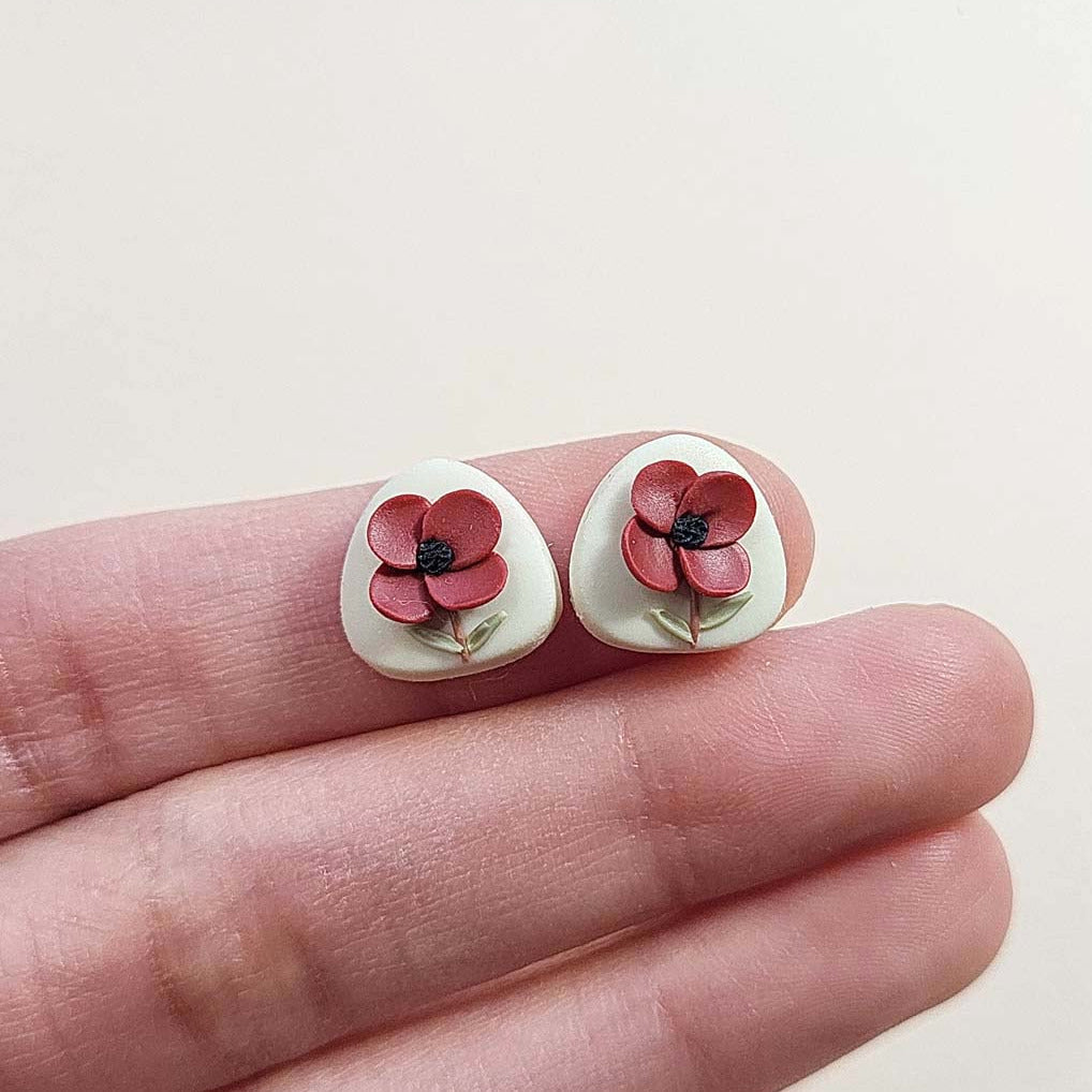 Cute red flower stud earrings - Rankų darbo auskarai smeigtukai „Raudona gėlė“ iš polimerinio molio.