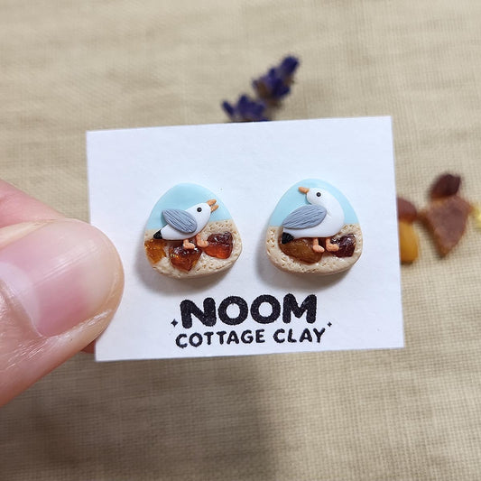 Cute seagull stud earrings with amber stone pieces - Rankų darbo auskarai-smeigtukai „Kiras ir gintaro gabalėliai“