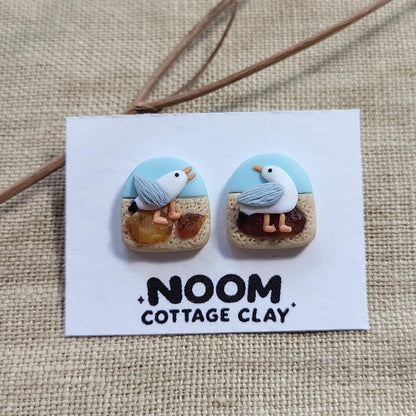 Cute seagull stud earrings with amber stone pieces - Rankų darbo auskarai-smeigtukai „Kiras ir gintaro gabalėliai“