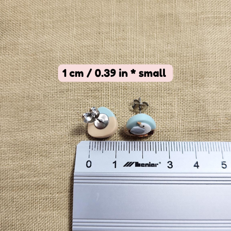Cute seagull stud earrings with amber stone pieces - Rankų darbo auskarai-smeigtukai „Kiras ir gintaro gabalėliai“