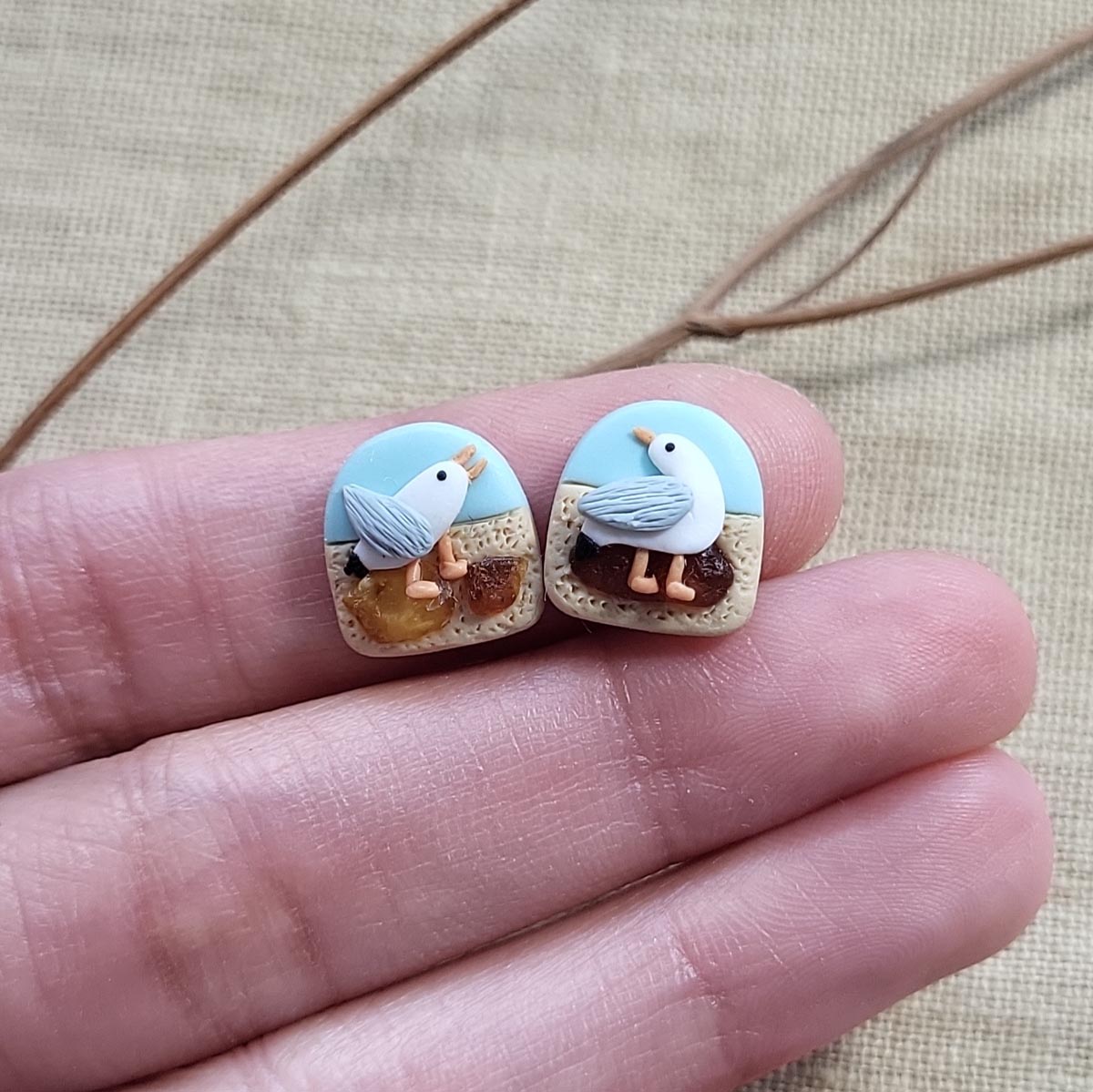 Cute seagull stud earrings with amber stone pieces - Rankų darbo auskarai-smeigtukai „Kiras ir gintaro gabalėliai“