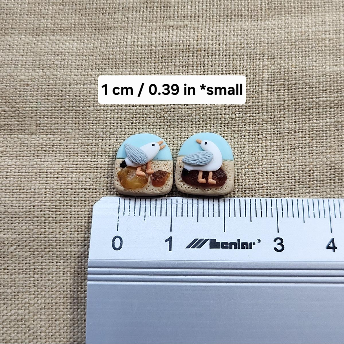 Cute seagull stud earrings with amber stone pieces - Rankų darbo auskarai-smeigtukai „Kiras ir gintaro gabalėliai“