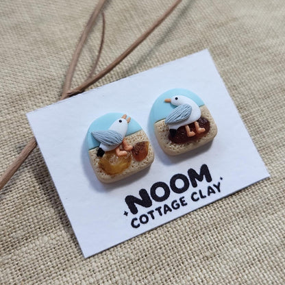 Cute seagull stud earrings with amber stone pieces - Rankų darbo auskarai-smeigtukai „Kiras ir gintaro gabalėliai“