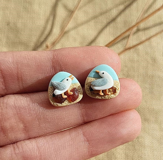 Seagull stud earrings with amber stone pieces - Rankų darbo auskarai-smeigtukai „Kiras ir gintaro gabalėliai“