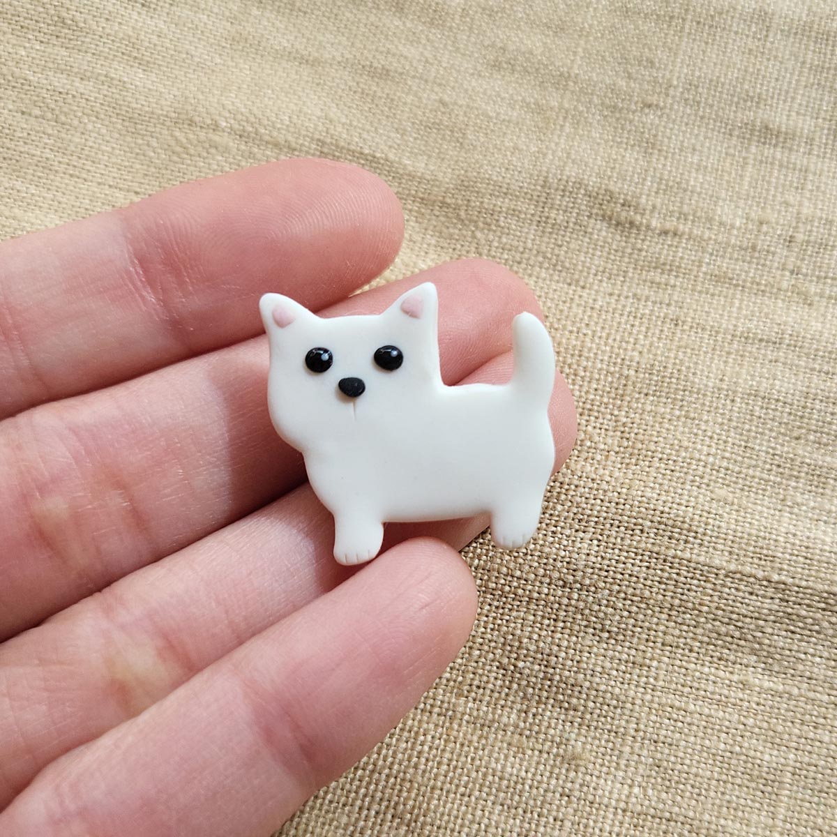 Handmade white Cat pin - Rankų darbo sagė katė