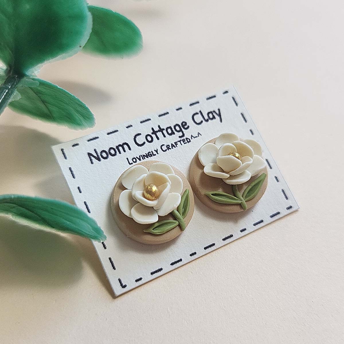 Clay white flower stud earrings - Rankų darbo auskarai su balta gėle