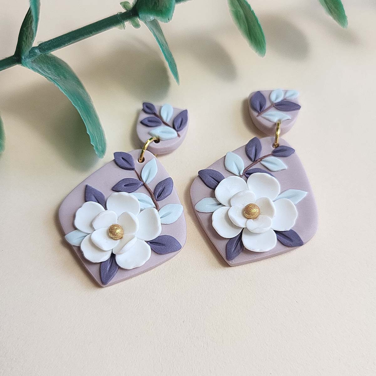 Dainty white flower polymer clay earrings - Rankų darbo auskarai su balta gėle