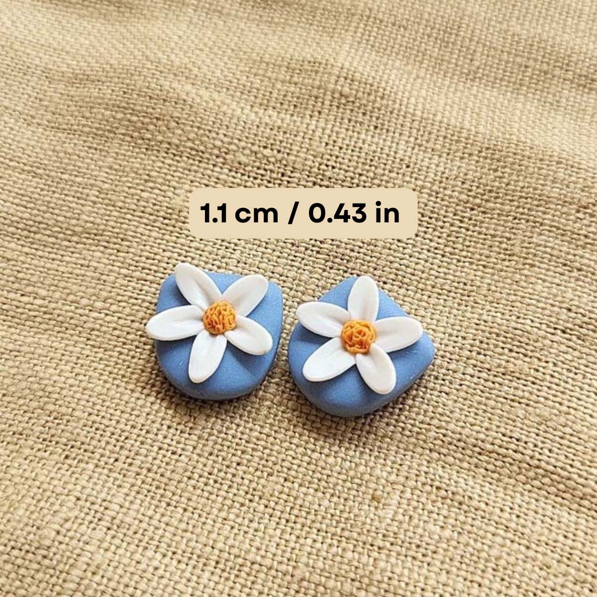 Handmade white flower stud earrings polymer clay - Rankų darbo auskarai smeigtukai su baltų gėlių motyvais