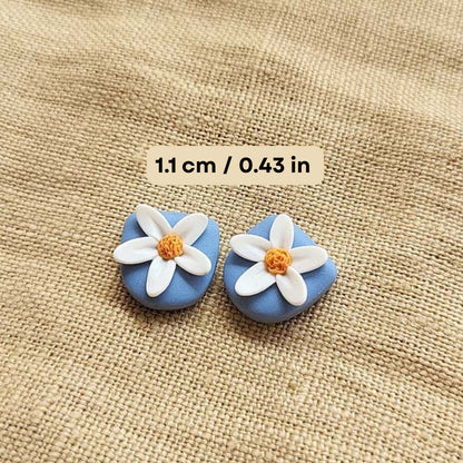 Handmade white flower stud earrings polymer clay - Rankų darbo auskarai smeigtukai su baltų gėlių motyvais