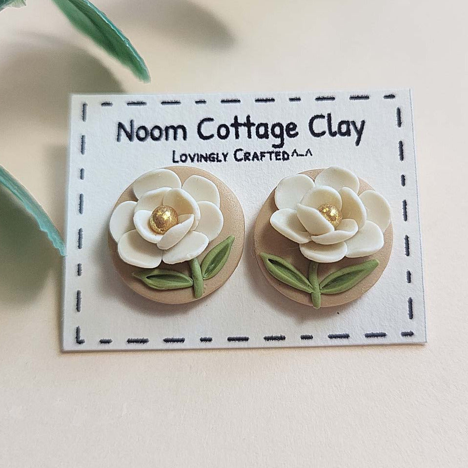 Cute white flower stud earrings polymer clay - Rankų darbo auskarai su balta gėle