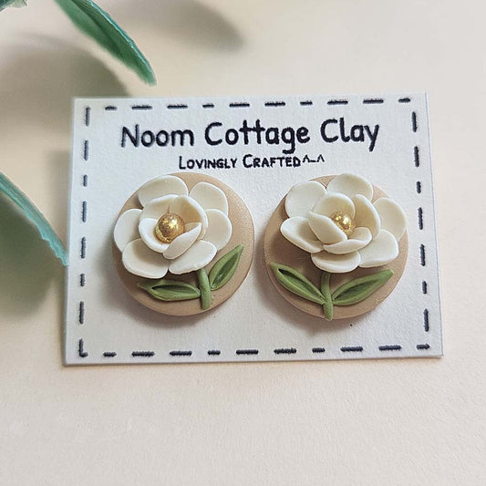 Cute white flower stud earrings polymer clay - Rankų darbo auskarai su balta gėle