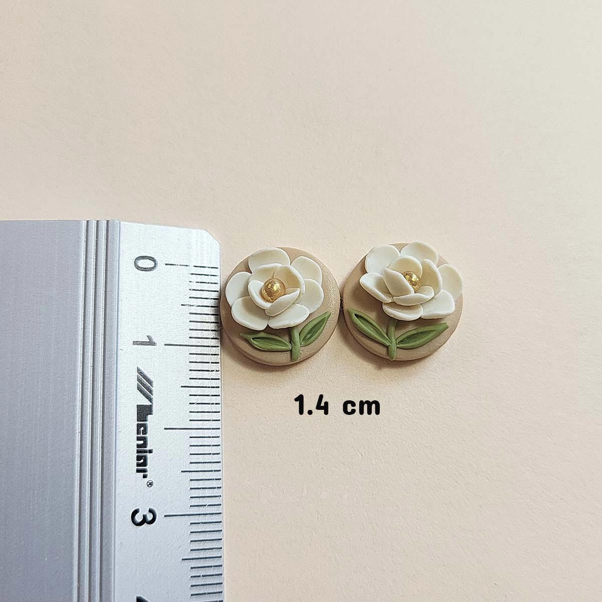 White flower stud earrings polymer clay - Rankų darbo auskarai su balta gėle
