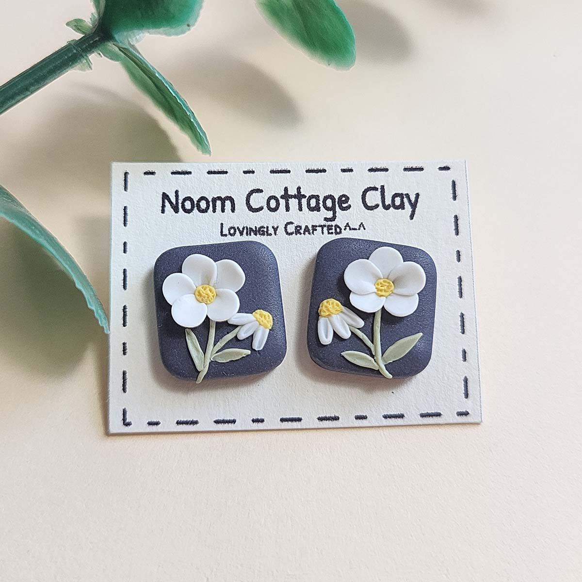 Handmade cute spring flower stud earrings polymer clay - Rankų darbo auskarai su balta gėle