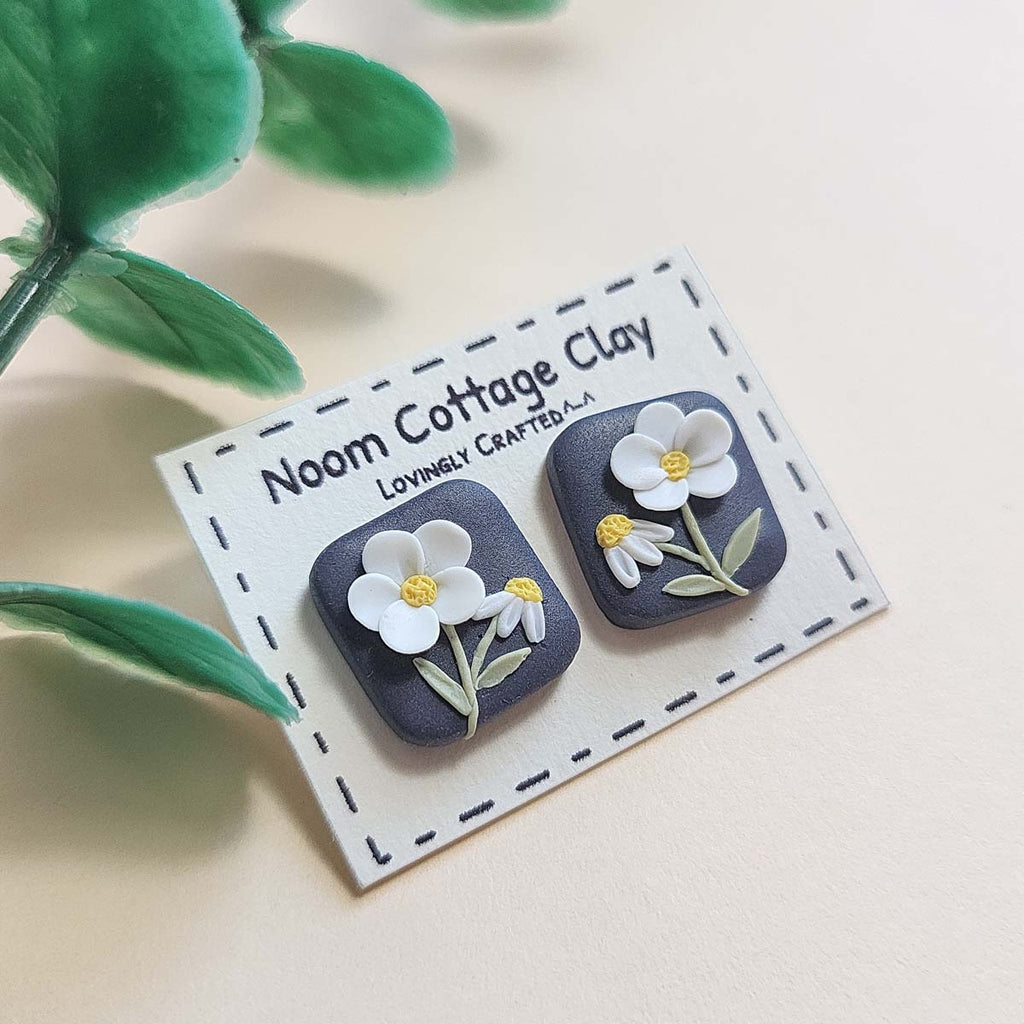Cute summer flower stud earrings polymer clay - Rankų darbo auskarai su balta gėle