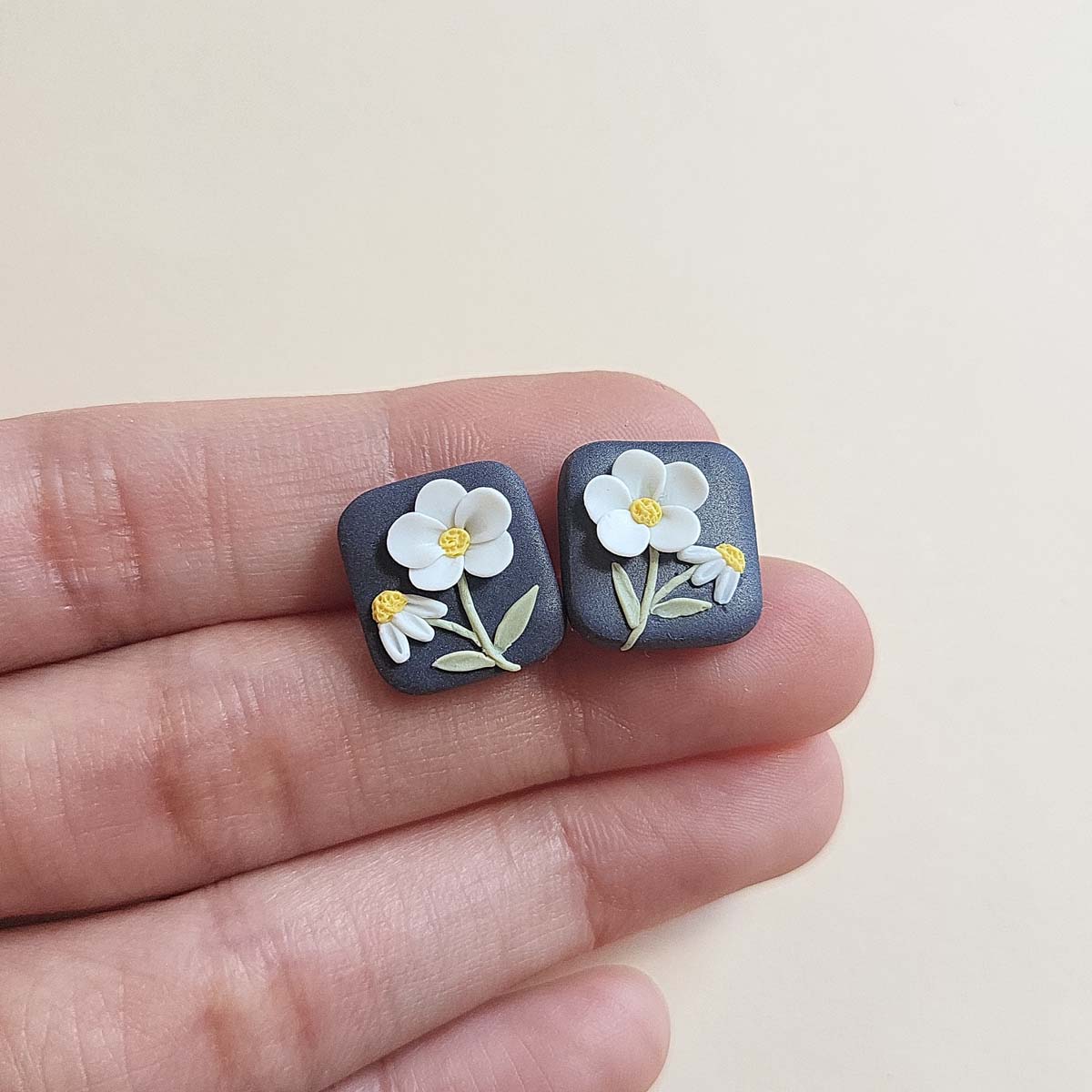 Cute white flower stud earrings polymer clay - Rankų darbo auskarai su balta gėle