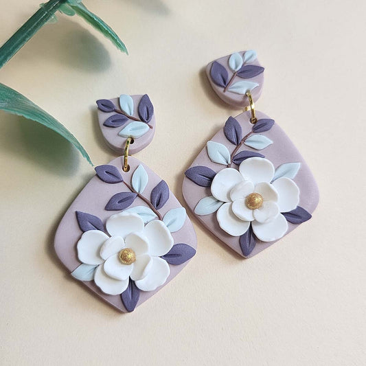 Dainty white floral polymer clay earrings - Rankų darbo auskarai su balta gėle