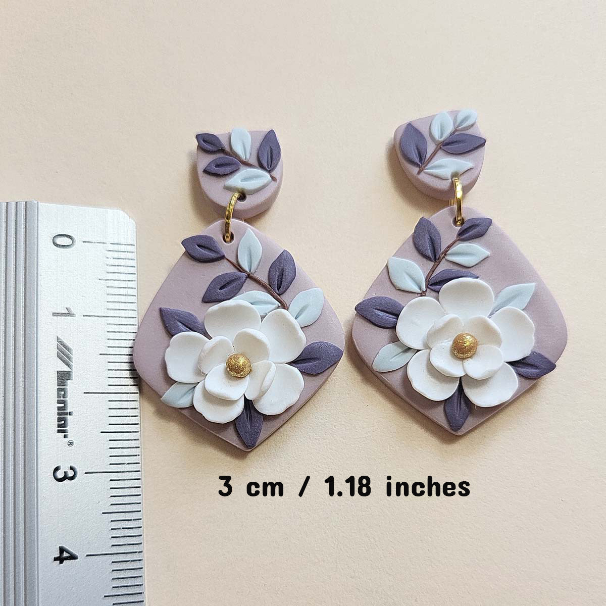 White flower polymer clay earrings - Rankų darbo auskarai su balta gėle