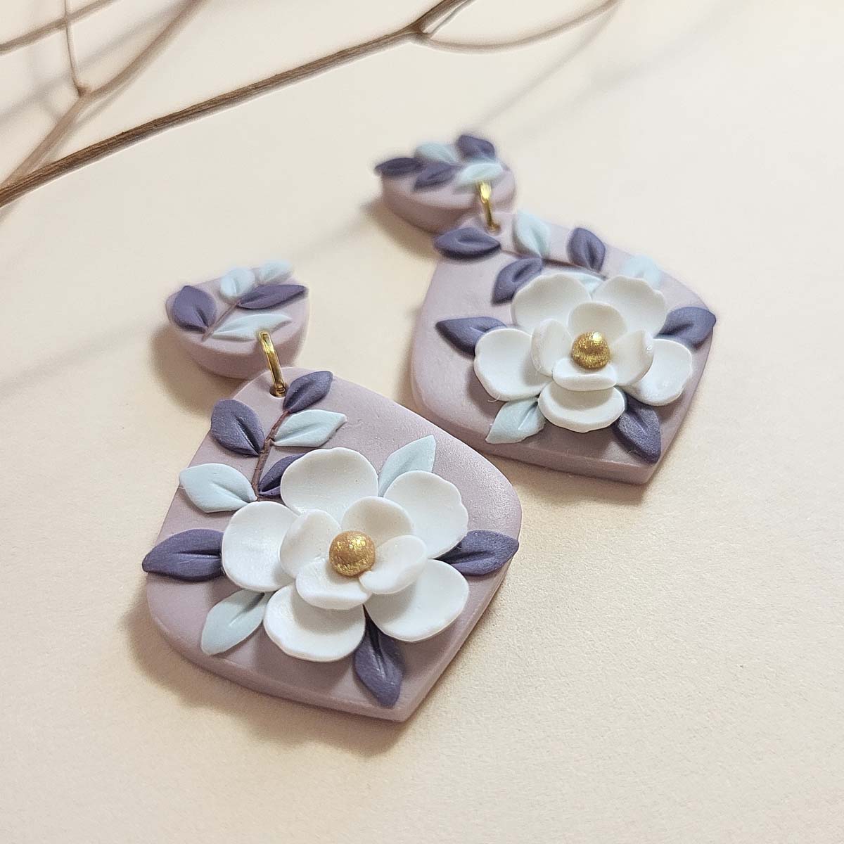 Dainty white flower polymer clay earrings - Rankų darbo auskarai su balta gėle