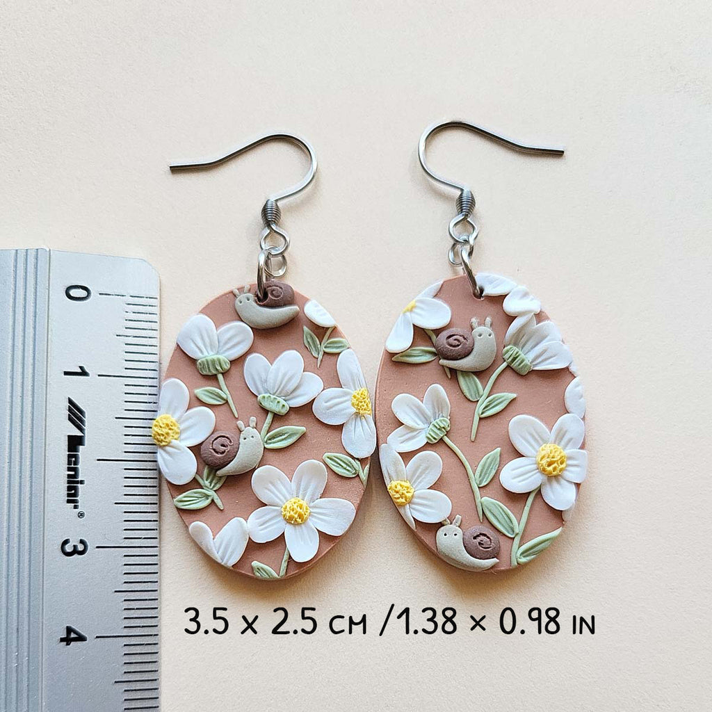 Handmade flower and snail polymer clay earrings - Ranku darbo auskarai su baltomis geles ir sraigemis
