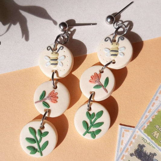 Small dangle flower and bee earrings - Rankų darbo auskarai „Gėlė ir bitė“ iš polimerinio molio.