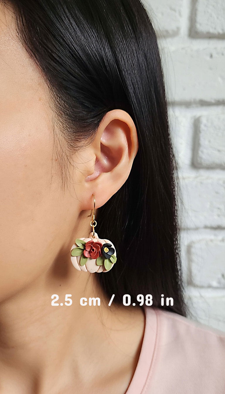 Dangle pumpkin polymer clay earrings with flowers - Rankų darbo auskarai su moliūgu ir gėlėmis